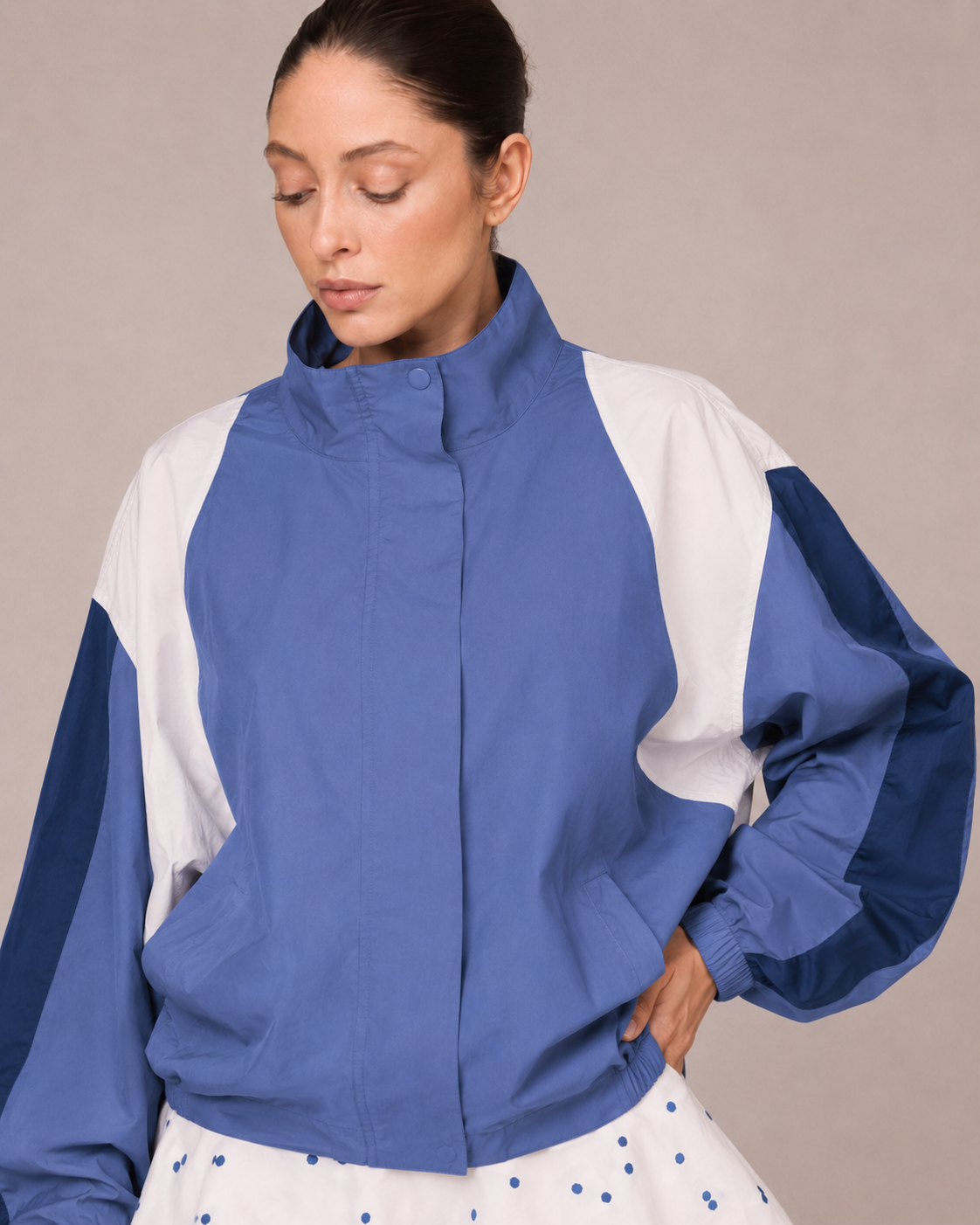 Veste Imperméable Courte – Coupe Oversize à Empiècements Contrastés